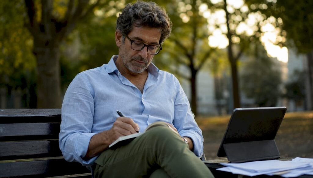 Un imprenditore italiano sta valutando diverse soluzioni cloud per ottimizzare il lavoro in ufficio.
