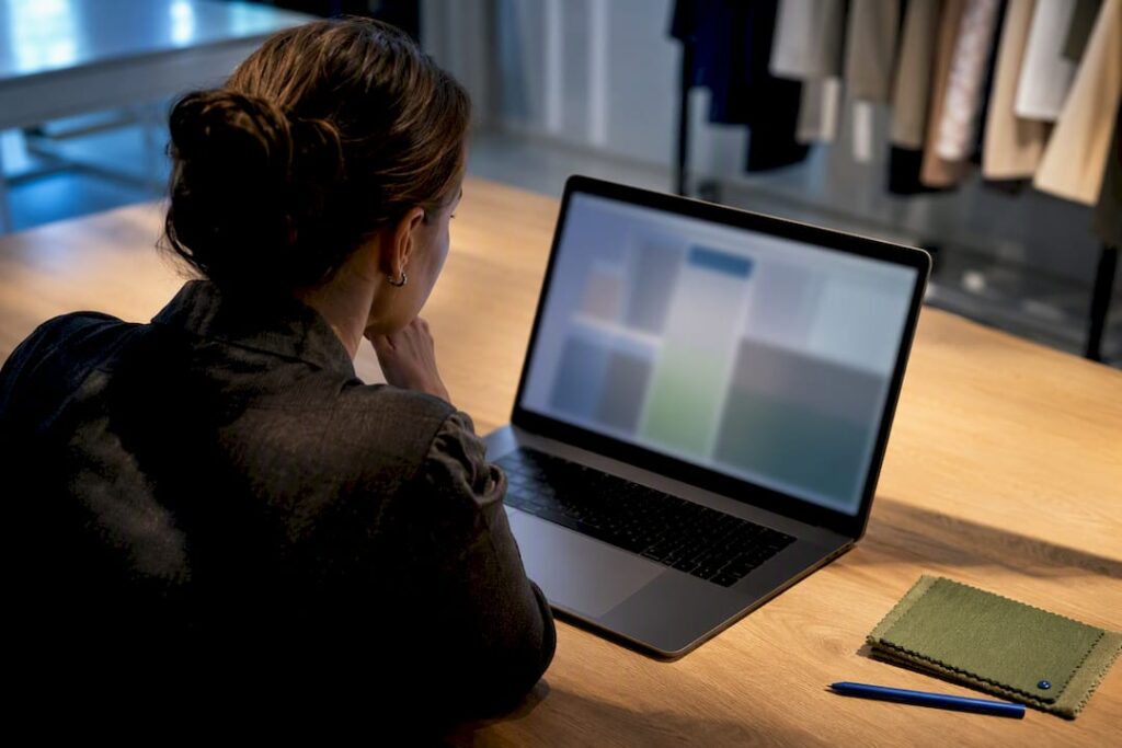 Il planner analizza le previsioni di domanda nel settore moda
